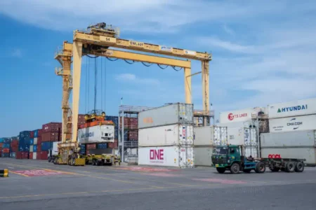 TPS Surabaya Catat Kenaikan Arus Peti Kemas 10,11% di Semester Pertama 2024 foto berita jatim