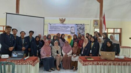 Mahasiswa KKN UB Beri Sentuhan Digital untuk UMKM Ikan Desa Badas