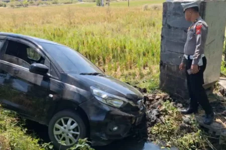 Bus Sugeng Rahayu Tabrak Mobil Kiai di Ngawi Sampai Masuk Parit