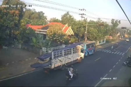 Truk Muat Baja Ringan Tabrak Mini Bus Angkut Pelajar di Ngawi
