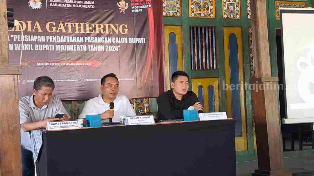 Media Gathering dengan tema 'Persiapan Pendaftaran Pasangan Calon Bupati dan Wakil Bupati Mojokerto Tahun 2024' di salah satu cafe di Kecamatan Prajurit Kulon, Kota Mojokerto. [Foto: Misti/beritajatim.com]
