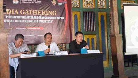 Media Gathering dengan tema 'Persiapan Pendaftaran Pasangan Calon Bupati dan Wakil Bupati Mojokerto Tahun 2024' di salah satu cafe di Kecamatan Prajurit Kulon, Kota Mojokerto. [Foto: Misti/beritajatim.com]