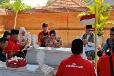 Risma Ziarah ke Makam Soerjo Magetan Jelang Daftar Pilgub Jatim 2024