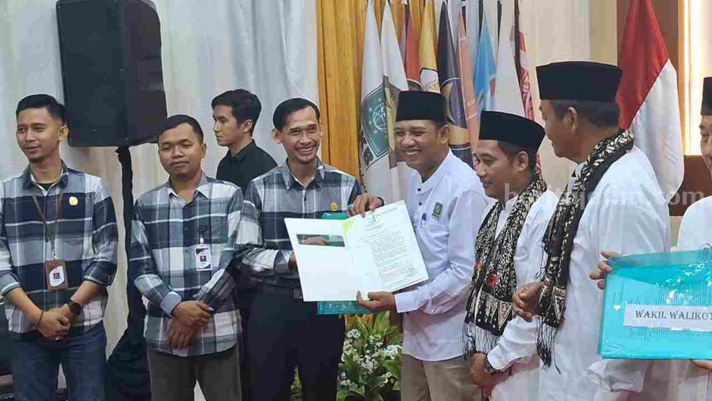 Bakal Calon Wali Kota dan Wakil Wali Kota Mojokerto, Junaedi Malik dan Chusnun Amin saat mendaftar ke KPU Kota Mojokerto. [Foto: Misti/Beritajatim.com]