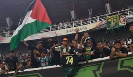 Bonek dan Bonita saat nonton Persebaya di Stadion Gelora Bung Tomo, Surabaya.