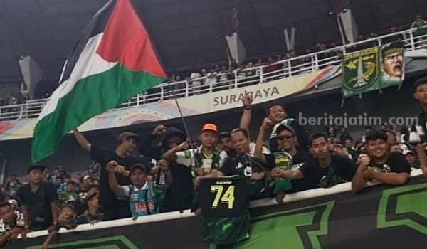 Bonek dan Bonita saat nonton Persebaya di Stadion Gelora Bung Tomo, Surabaya.