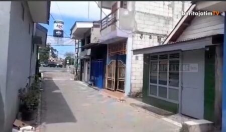 Suasana rumah warga di kawasan underpass disimpang Jemursari Surabaya.