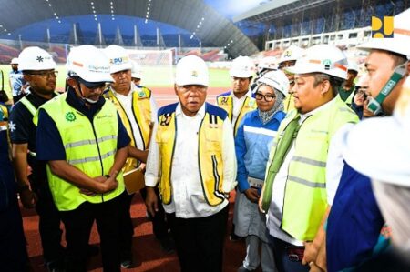 Menteri PUPR ketika meninjau kesiapan venue PON 2024 di kompleks Stadion Harapan Bangsa (SHB) Kota Banda Aceh pada Selasa (20/8/2024). [Foto: Kementerian PUPR]