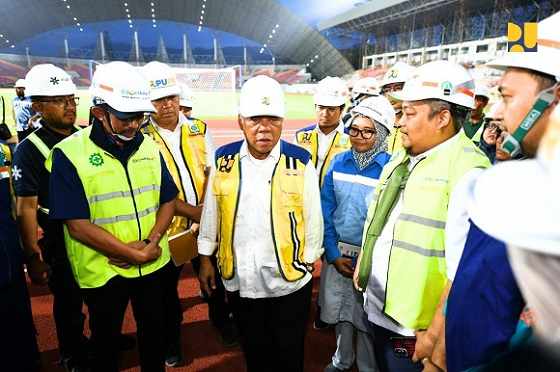 Menteri PUPR ketika meninjau kesiapan venue PON 2024 di kompleks Stadion Harapan Bangsa (SHB) Kota Banda Aceh pada Selasa (20/8/2024). [Foto: Kementerian PUPR]