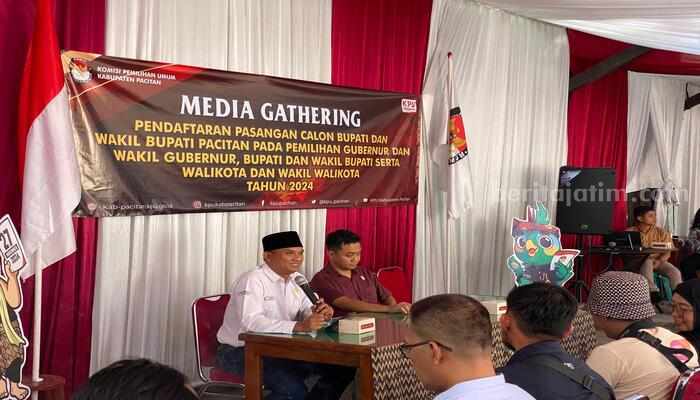 Agus Susanto memberikan penjelasan kepada wartawan (Sulthan Munir/beritajatim.com)