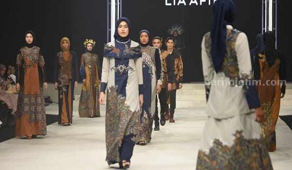 Busana muslim manika astara milik desainer Lia Afif saat show di Surabaya. (way)