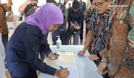 Khofifah-Emil Jalani Tes Psikologi di RSUD dr Soetomo Surabaya