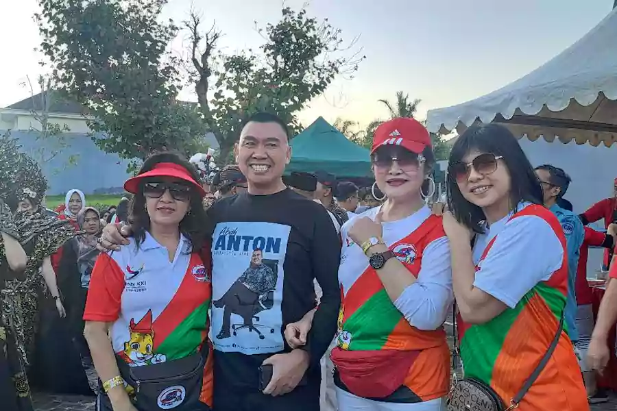 Abah Anton jadi rebutan swafoto warga Perumahan Istana Dieng Kota Malang.