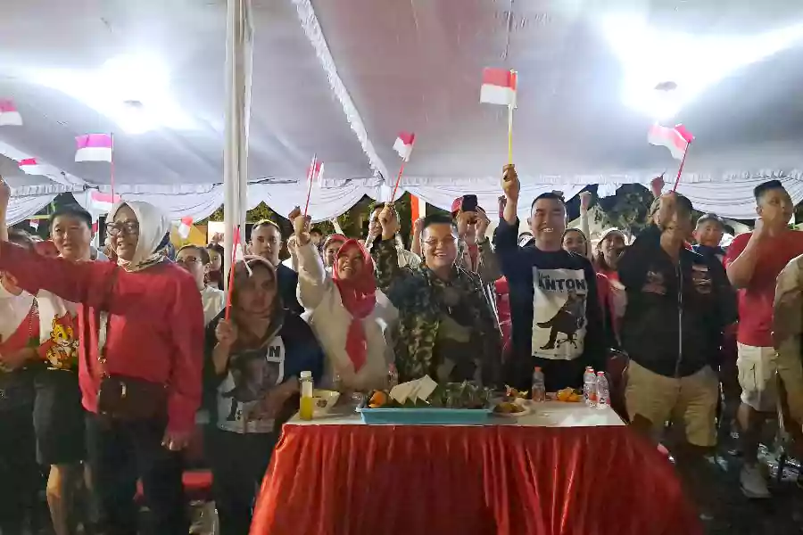 Abah Anton jadi rebutan swafoto warga Perumahan Istana Dieng Kota Malang.