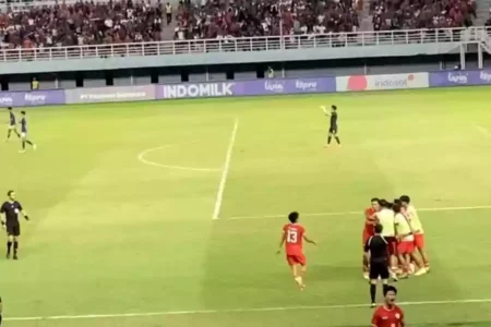 Pertandingan Piala AFF U-19 di Surabaya (Ochan/Beritajatim.com)