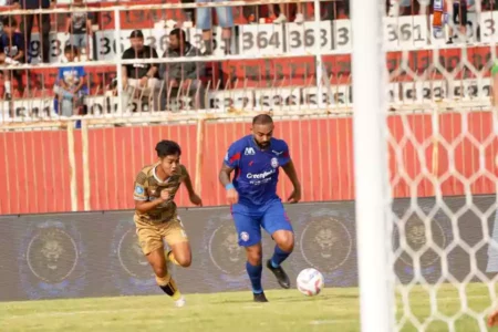 Pertandingan Arema FC vs Dewa United di Stadion Soepriadi Kota Blitar, Senin (12/8/2024). (Foto : Winanto/Beritajatim.com)