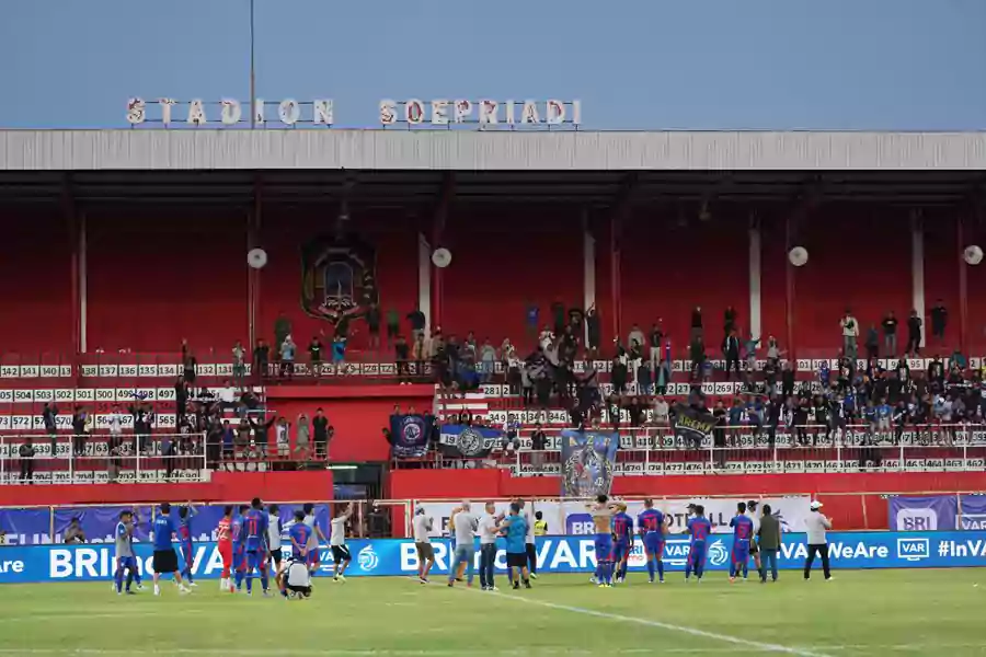 Aremania hadir di Stadion Soepriadi, Blitar. (MO AREMA FC)