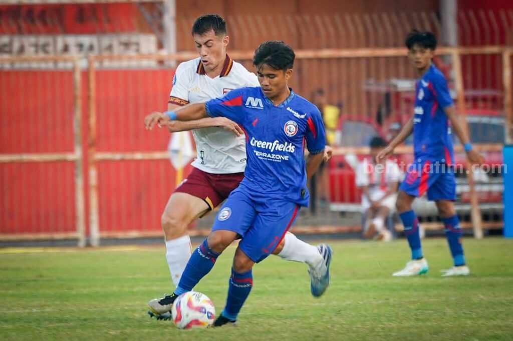 Pertandingan Arema FC vs Borneo FC Samarinda beberapa waktu lalu di Stadion Soepriadi Blitar. (Foto : Winanto/beritajatim.com)