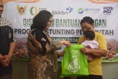 Atasi Stunting, Pj Wali Kota Kediri Serahkan Bantuan Cadangan Pangan Pemerintah