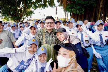 Bupati Kediri Sapa Ribuan Peserta Gerak Jalan PHBN ke-79 RI