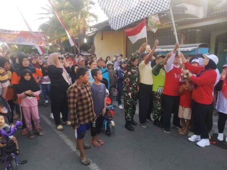 Peringati HUT ke-79 RI, Ribuan Warga Kota Kediri Ikuti Mlaku Bareng Bunda Mistiani foto beritajatim