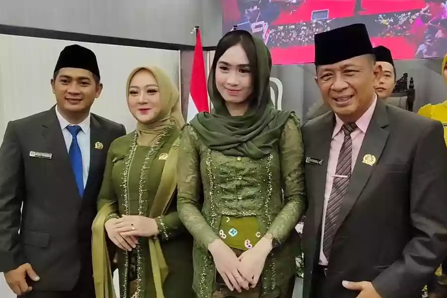 Mantan Wakil Bupati Blitar, Marhaenis Urip Widodo serta anaknya Nasa Barcelona dan sang menantu Andrik Priswanto dilantik jadi anggota DPRD Kab.Blitar, Selasa (27/8/2024). (Foto: Winanto/beritajatim.com)