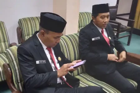 Bapak Anak di Sampang Dilantik Jadi Anggota DPRD 2024-2029 foto berita jatim