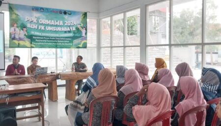 BEM FK UM Surabaya memberikan pembekalan kepada kader kesehatan di Desa Deketagung, Kecamatan Sugio, Lamongan.