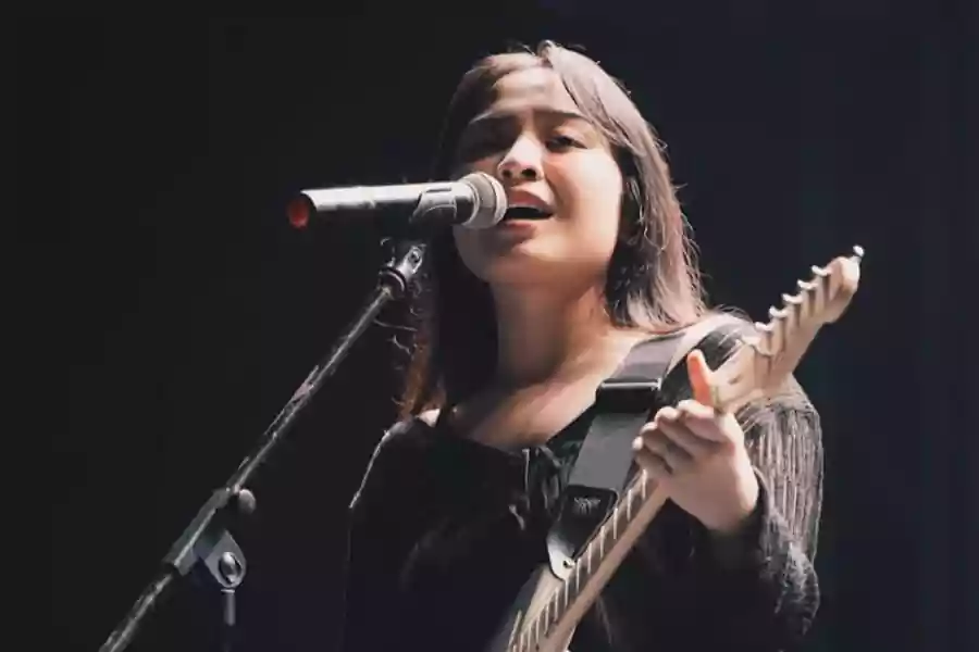 Potret Bernadya, penyanyi yang cetak 2 rekor di Spotify. (Instagram/bernadyaaribka)