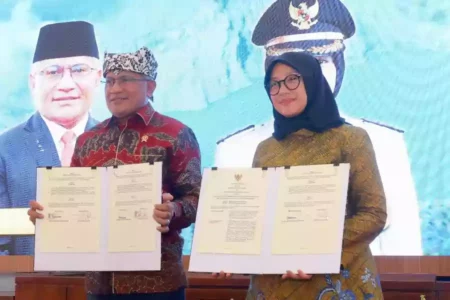 Kepala BNN Komjen Pol Marthinus Hokum bersama Bupati Banyuwangi Ipuk Fiestiandani menunjukkan berkas usai melakukan penandatanganan kerja sama percepatan dan naskah perjanjian hibah daerah (NPHD).