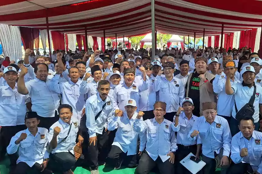 Ketua Umum Genta Pangan Nasional, Budiman Sudjatmiko, menyerahkan SK pengurus Genta Pangan kabuoaten/kota se-Jatim, di Lapangan Kecamatan, Tikung, Kabupaten Lamongan, Sabtu (10/8/2024).