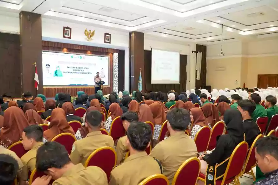 Bupati Lamongan, Yuhronur Efendi, saat membuka kegiatan sosialisasi PIK-R, di Aula Gadjah Mada Pemkab Lamongan, Kamis (1/8/2024).