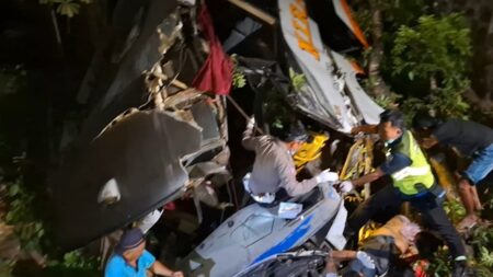 Bus Mira Terjun ke Parit di Ngawi, Kernet Meninggal foto beritajatim