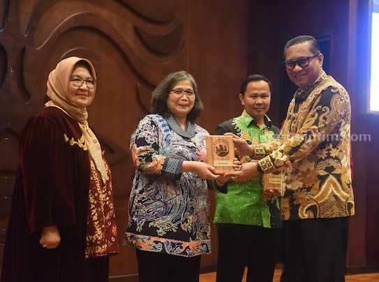Penghargaan Peringkat I Kota/Kabupaten Paling Berkelanjutan diterima langsung oleh Pj Wali Kota Kediri Zanariah.