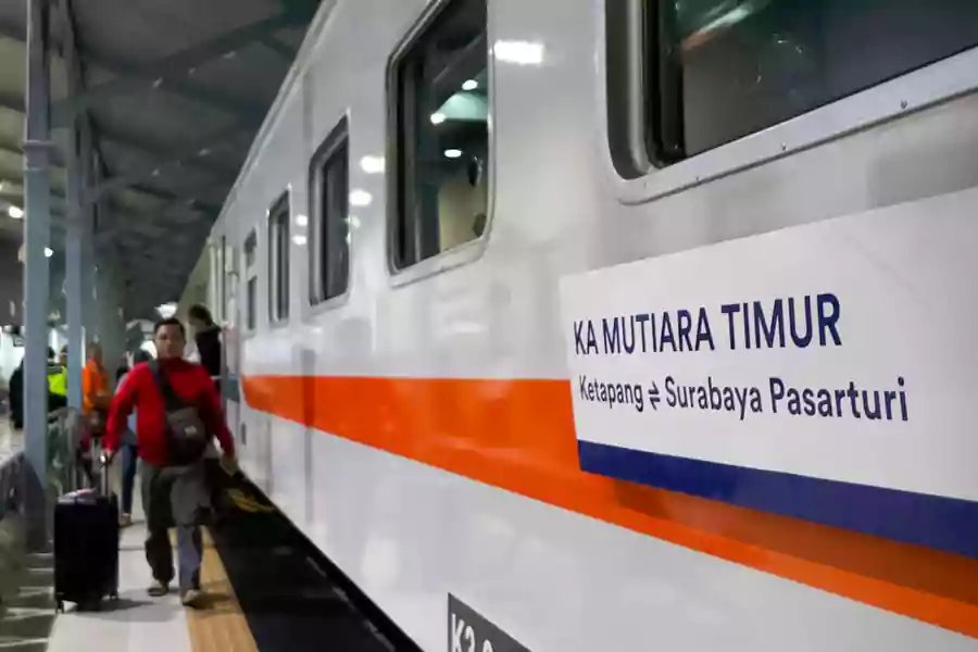 PT Kereta Api Indonesia (Persero) Daerah Operasi 9 Jember mengoperasikan Kereta Api (KA) Mutiara Timur relasi Stasiun Ketapang - Surabaya.