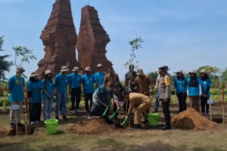 Libatkan 150 Mahasiswa, Siap Darling Tanam 6.208 Pohon di Situs Trowulan Mojokerto foto berita jatim