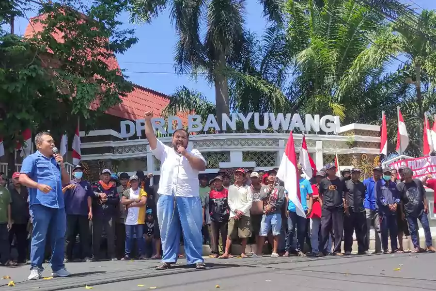 Puluhan masa dari Forum Penyelamat Demokrasi Banyuwangi melakukan aksi tolak kotak kosong di depan Kantor DPRD. (Rindi/Beritajatim.com)