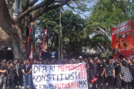 Indonesia Darurat, Massa Kawal Putusan MK Kepung DPRD Kota Malang foto berita jatim