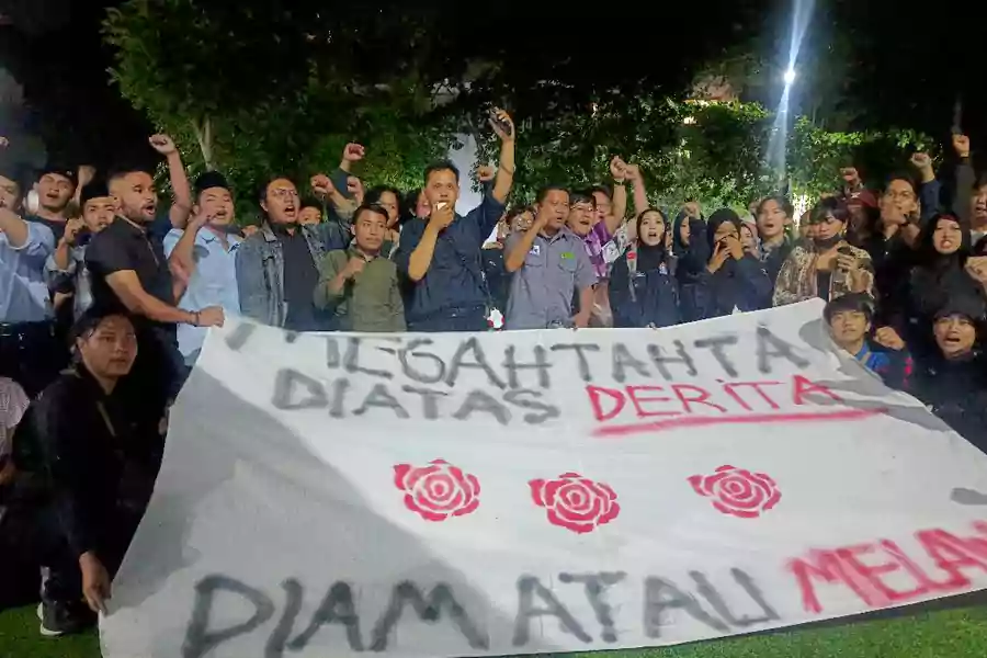 Masa aksi gabungan Demo Darurat Indonesia di Surabaya (dok. Rama Indra/beritajatim.com)