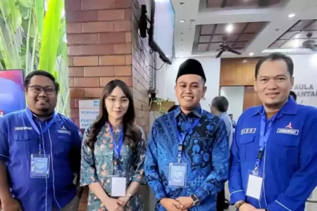 Demokrat Pasangkan Wasekjen PP GP Ansor dengan Sosok Wanita Ini di Pilwali Blitar Syauqul Muhibbin dan Elim Tyu Samba saat ambil rekom di DPP Demokrat, Kamis (8/8/2024). (Foto : Istimewa/beritajatim.com)