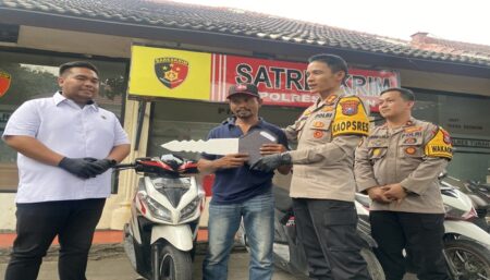 Supardi saat menerima kendaraan motornya yang telah lama hilang. [foto: Diah Ayu/beritajatim.com]