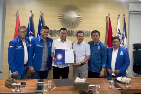 Abah Anton dan Dimyati Ayatulloh saat terima rekom dari PAN.