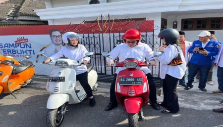 Pagi Ini Dhito – Dewi Daftar KPU Kabupaten Kediri, Diusung 6 Parpol Dhito - Dewi Daftar KPU Kabupaten Kediri, Diusung 6 Parpol