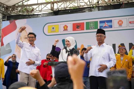 Ribuan Orang Antar Vinanda-Gus Qowim Daftar ke KPU Kota Kediri