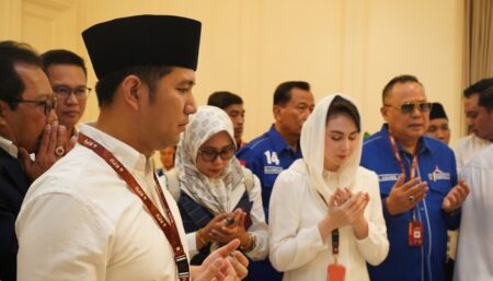 Emil Dardak dan istri saat melakukan doa bersama.