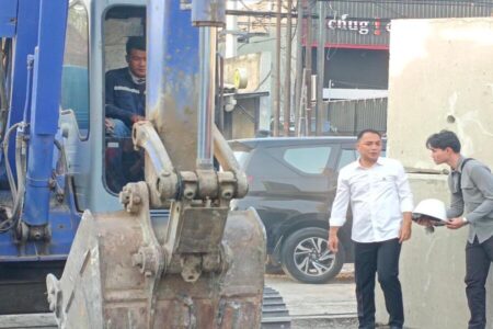 Proyek Mulai Bulan Ini, Perluasan Jalan Raya Menganti Surabaya Didesain 2 Jalur Walikota Surabaya Eri Cahyadi memantau proyek perluasan Jalan Raya Menganti (dok. Rama Indra/beritajatim.com)