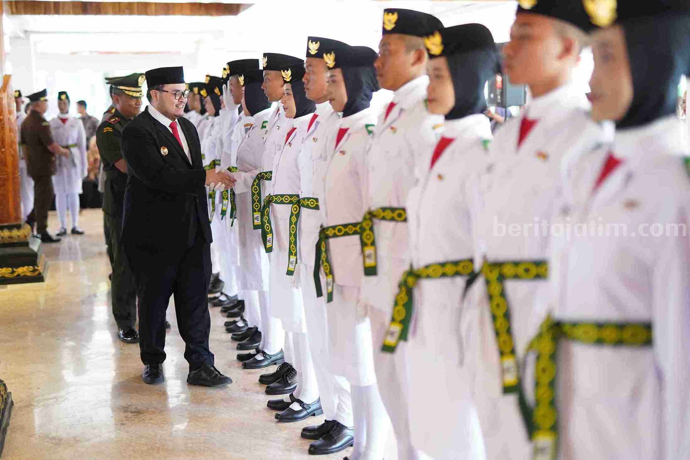 Mas Dhito Kukuhkan 75 Anggota Paskibraka Kabupaten Kediri 2024.