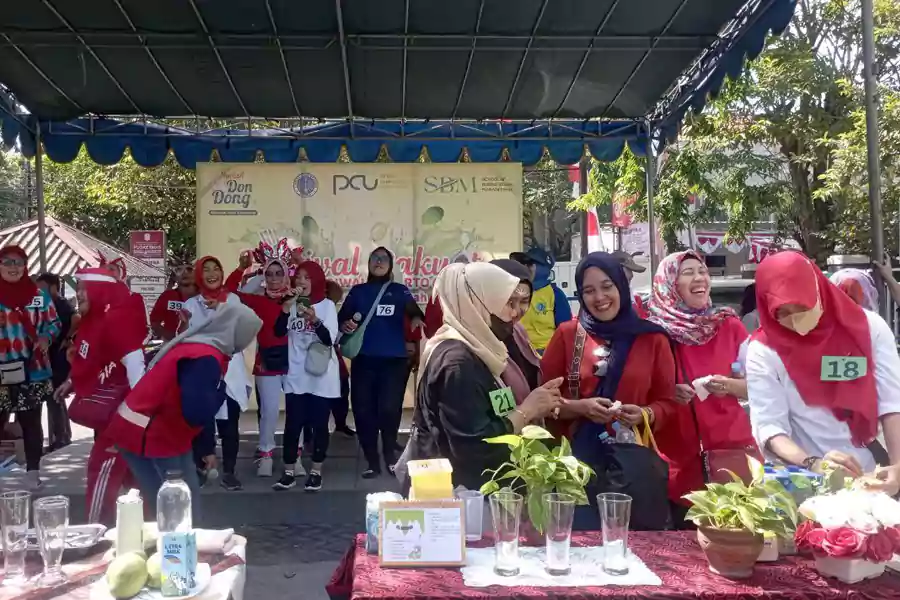 Suasana meriah menyelimuti balai kelurahan Siwalankerto siang ini dalam acara Festival Rakyat.
