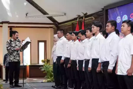Bupati Lamongan Ajak Fornasmala Berkontribusi pada Pembangunan Daerah Bupati Lamongan, Yuhronur Efendi, mengukuhkan pengurus Forum Nasional Mahasiswa Lamongan (Fornasmala) periode 2024-2026, di Pendopo Lokatantra, Jumat (2/8/2024)