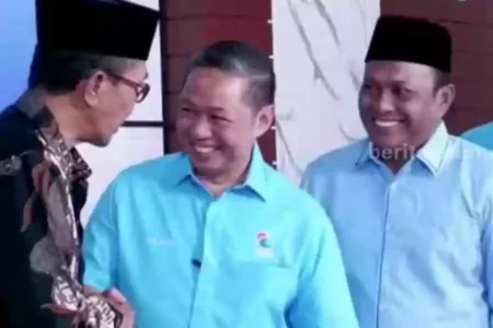 Gelora Rekom KH Kholilurrahman-Sukriyanto di Pilkada Pamekasan Ketum DPP Partai Gelora, Anis Matta (tengah) mengerahkan SK kepada pasangan KH Kholilurrahman (baju batik) dan Sukriyanto (kiri) untuk Pilkada Pamekasan, di Jakarta, Senin (12/8/2024).
